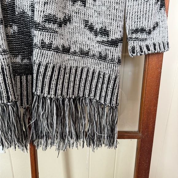 BB Dakota Black & Gray Aztec Pattern Cardigan Sweater w/ Fringe Detail - Small - Picture 2 of 5